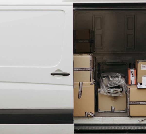 Peugeot Expert 2026 orta boy ticari van dış tasarım, modern ön ızgara ve LED farlar