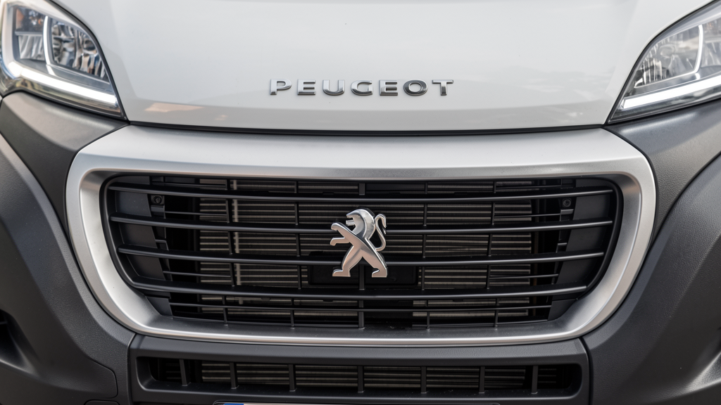 Peugeot Boxer 2026 ön tasarım detayı