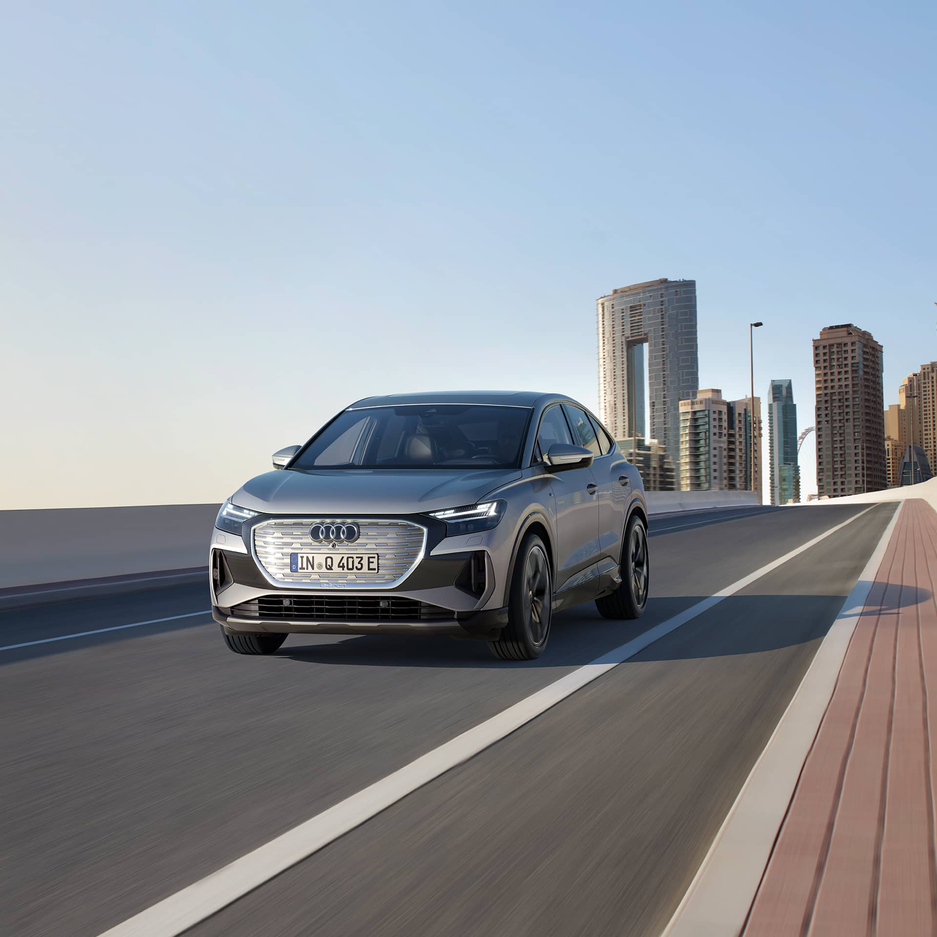 Audi Q4 Sportback e-tron surus dinamigi, yolda hareket halinde