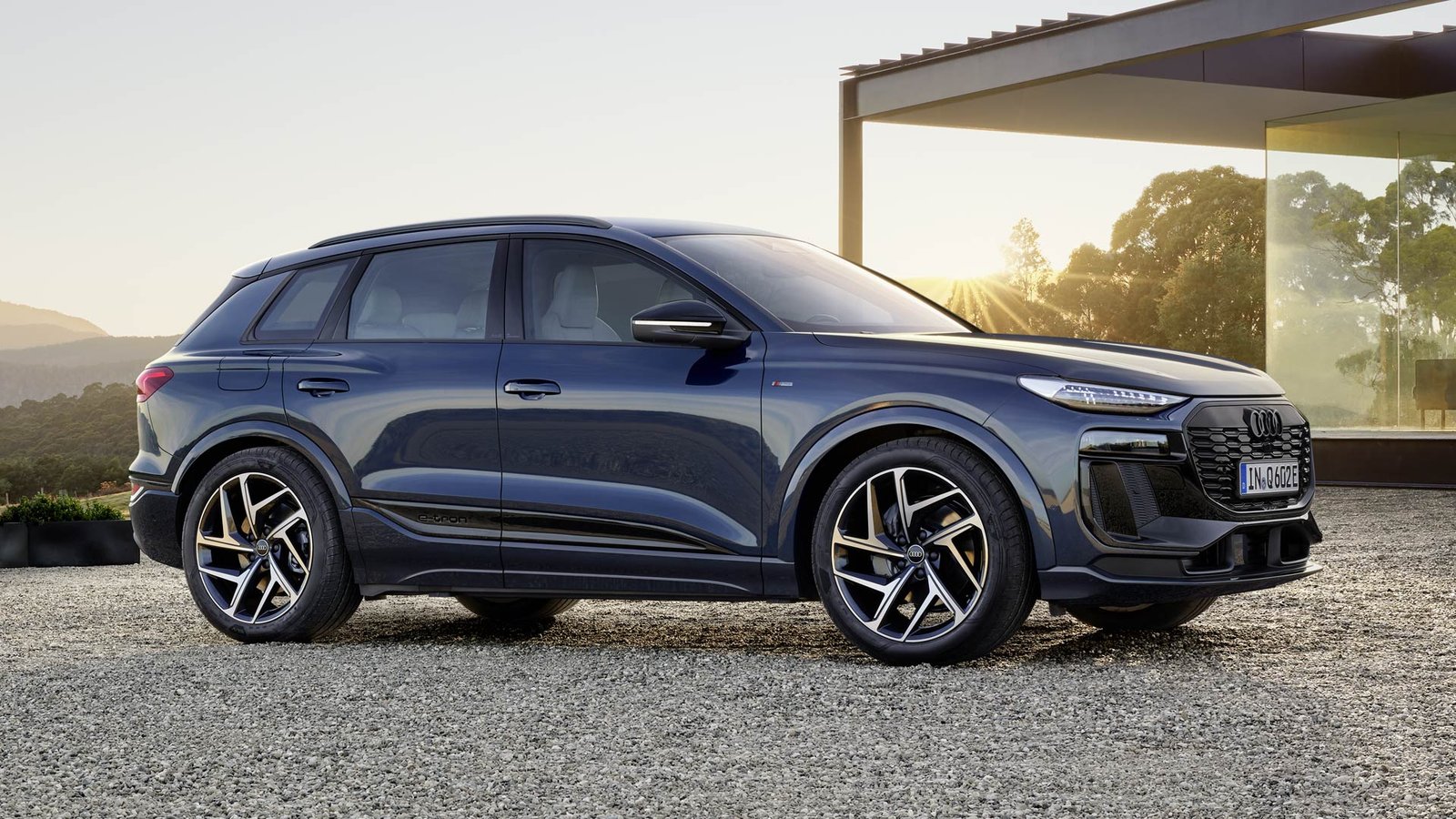 Audi Q6 SUV e-tron panoramik cam tavan ve atmosferik aydinlatma